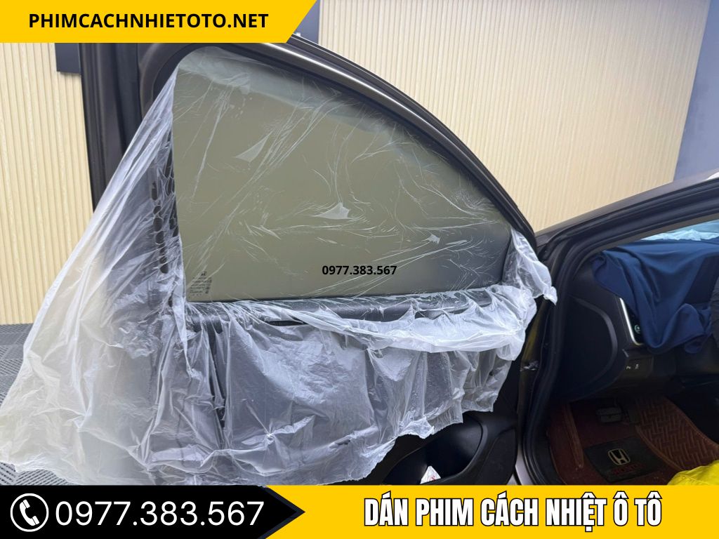 Dán phim cách nhiệt ô tô tại Hóc Môn