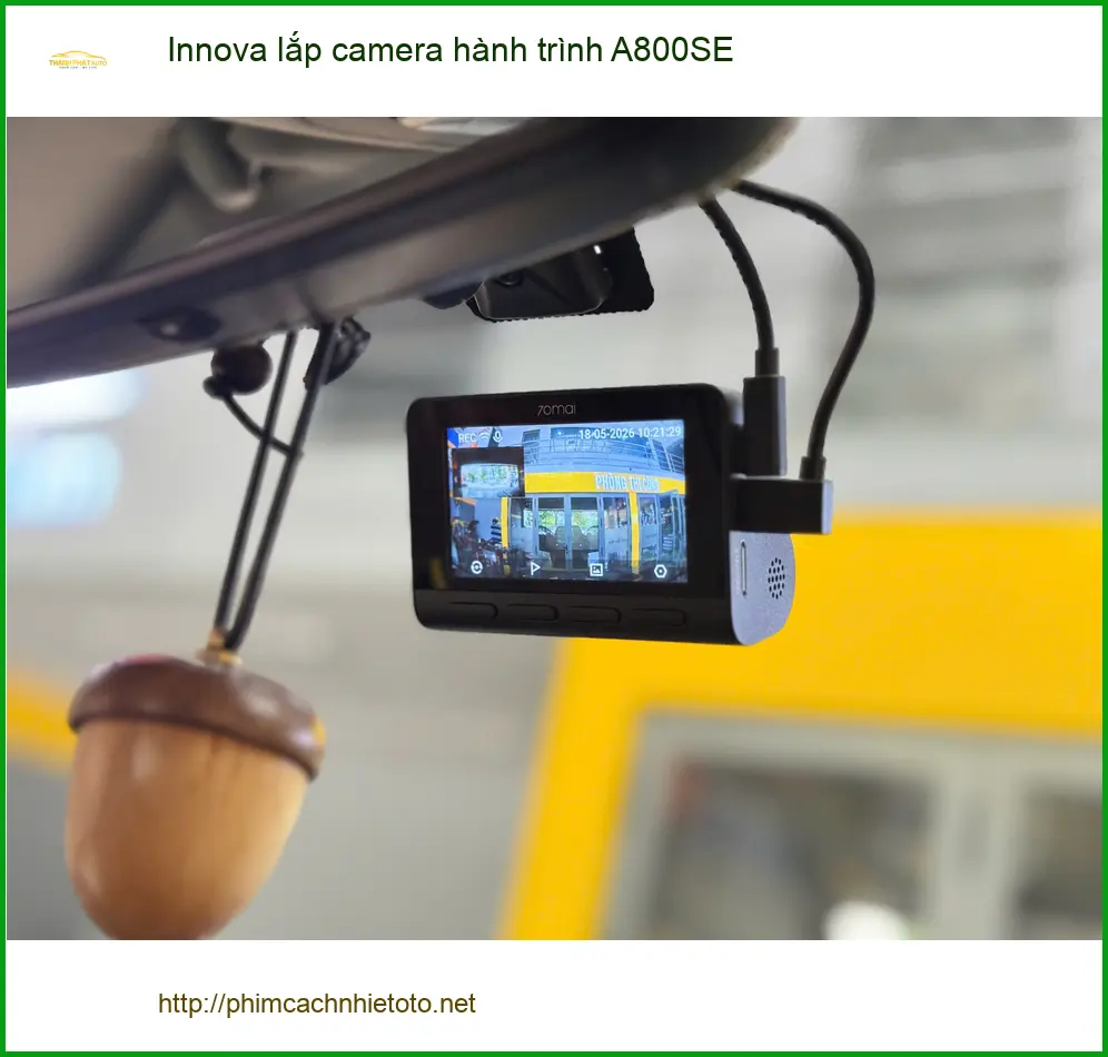 Anh Việt lắp camera hành trình A800SE cho Innova tại Quận 8