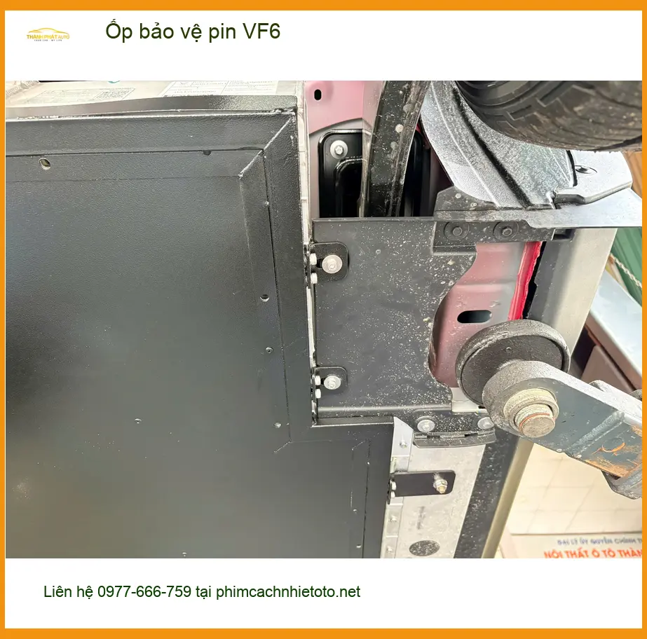 Anh Tấn lắp ốp bảo vệ pin VinFast VF6 tại Quận 9 tránh va đập gầm xe