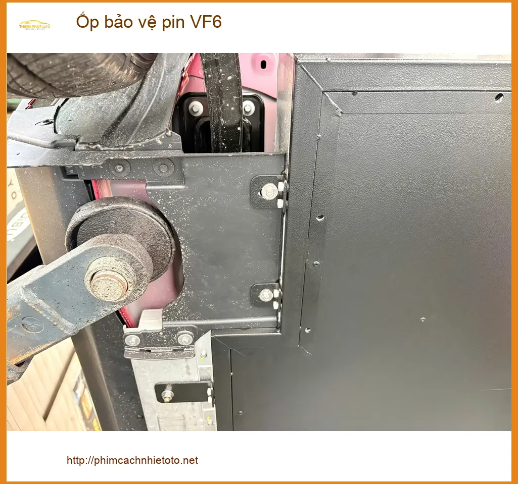 Anh Tấn lắp ốp bảo vệ pin VinFast VF6 tại Quận 9 tránh va đập gầm xe ảnh thực tế 3