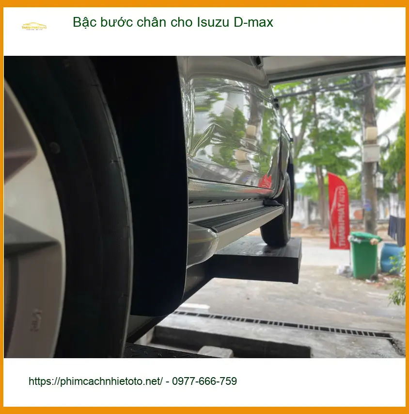Anh Tùng lắp bậc bước chân cho Isuzu D-max tại Quận 12 vì gia đình có người lớn tuổi
