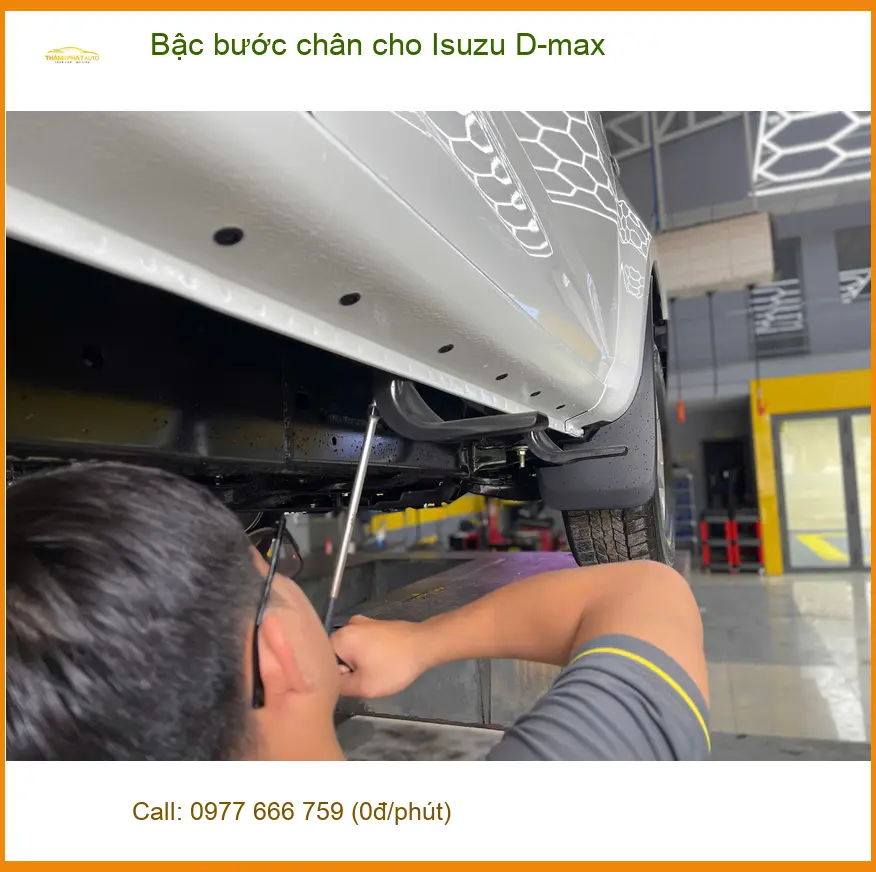 Anh Hùng lắp bậc bước chân Isuzu D-max để lên xuống dễ dàng tại Quận Tân Phú