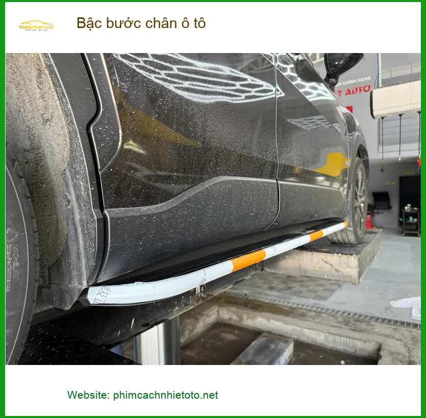 Anh Long lắp bậc bước chân ô tô Hyundai Santa Fe tại Bình Tân cho gia đình ảnh thực tế 2