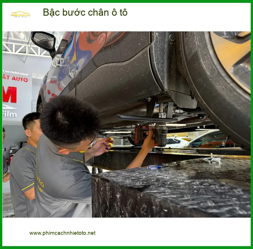 Anh Long lắp bậc bước chân ô tô Hyundai Santa Fe tại Bình Tân cho gia đình ảnh thực tế 4