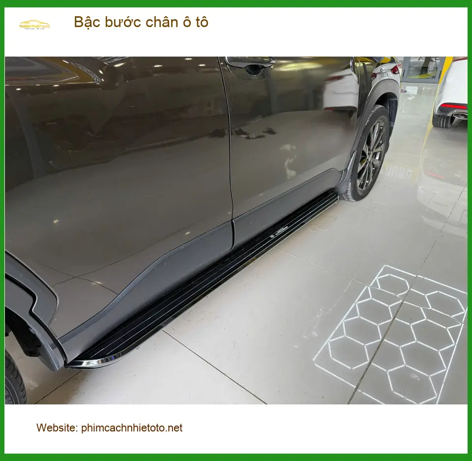 Anh Quang lắp bậc bước chân ô tô tại Bình Chánh cho Hyundai SantaFe ảnh thực tế 2