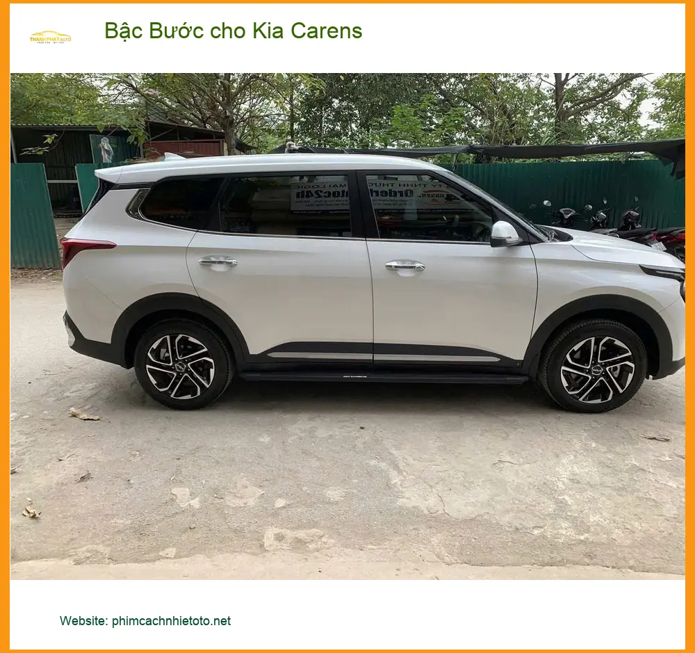 Anh Khải lắp Bậc Bước cho Kia Carens tại Quận Gò Vấp để tiện lên xuống xe cho gia đình ảnh thực tế 2
