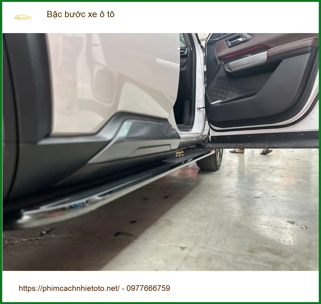 Chị Lan Anh lắp bậc bước xe ô tô cho Kia Sorento ở Quận Thủ Đức