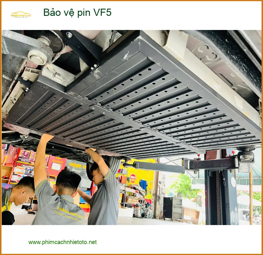 Chị Thảo bảo vệ pin VinFast VF5 tại Quận Thủ Đức để xe hoạt động bền bỉ