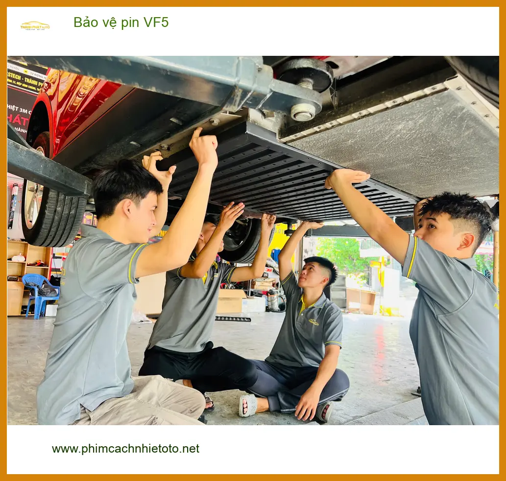 Chị Loan lắp bảo vệ pin VinFast VF5 tại Quận 9 để xe bền hơn