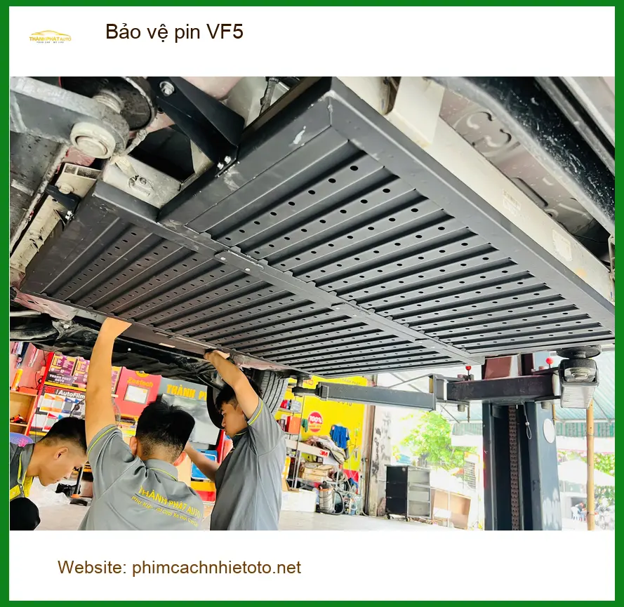 Chị Loan lắp bảo vệ pin VinFast VF5 tại Quận 9 để xe bền hơn ảnh thực tế 4
