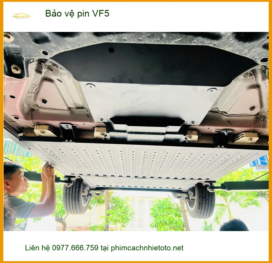 Chị Loan lắp bảo vệ pin VinFast VF5 tại Quận 9 để xe bền hơn ảnh thực tế 5