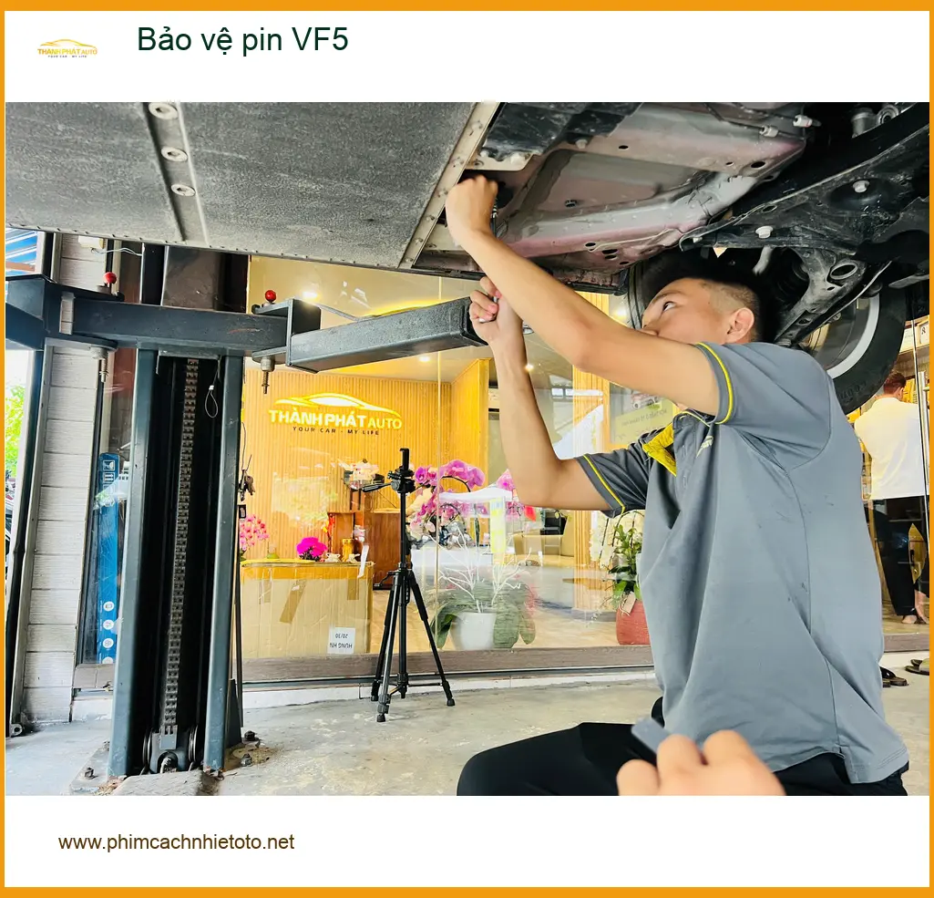 Anh Huy lắp đặt bộ bảo vệ pin VF5 tại Quận 2 tránh hư hỏng vặt ảnh thực tế 3