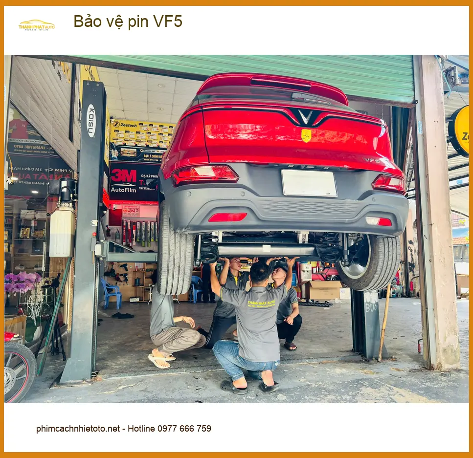Chị Yến lắp bảo vệ pin VinFast VF5 tại Quận Gò Vấp cho chiếc xe điện của mình