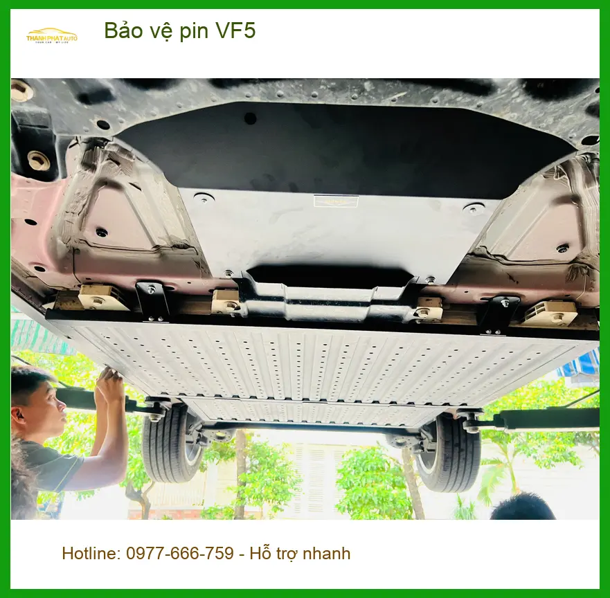 Chị Yến lắp bảo vệ pin VinFast VF5 tại Quận Gò Vấp cho chiếc xe điện của mình ảnh thực tế 2
