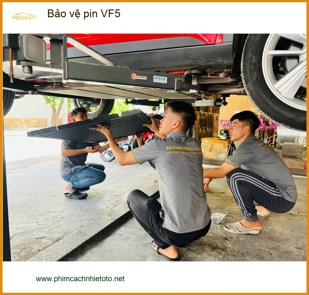 Chị Yến lắp bảo vệ pin VinFast VF5 tại Quận Gò Vấp cho chiếc xe điện của mình ảnh thực tế 3