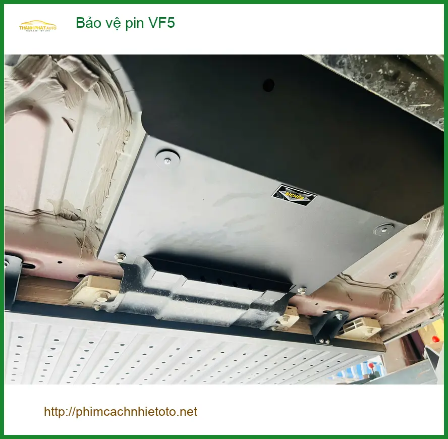 Chị Yến lắp bảo vệ pin VinFast VF5 tại Quận Gò Vấp cho chiếc xe điện của mình ảnh thực tế 4