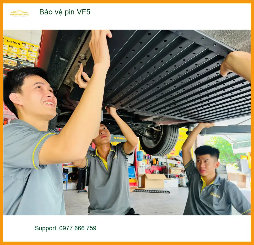 Chị Yến lắp bảo vệ pin VinFast VF5 tại Quận Gò Vấp cho chiếc xe điện của mình ảnh thực tế 5