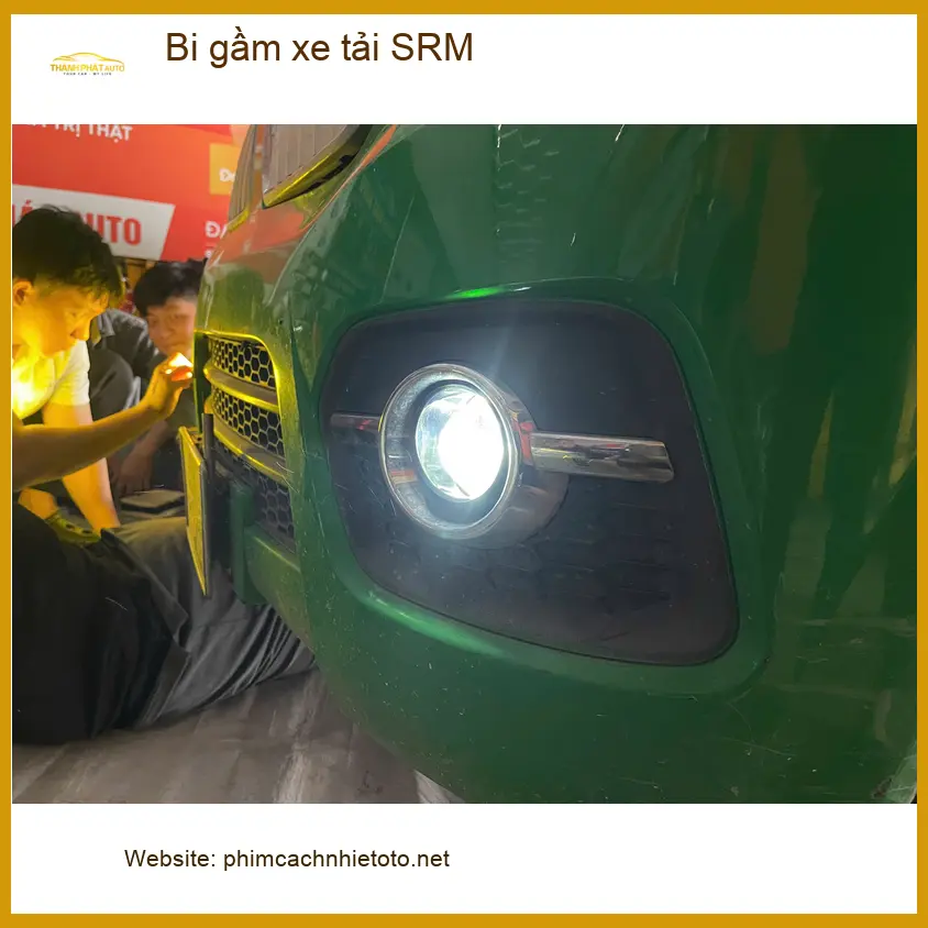 Chú Nhật lắp bi gầm xe tải SRM tại Quận 9 vì đèn zin quá yếu khi đi mưa