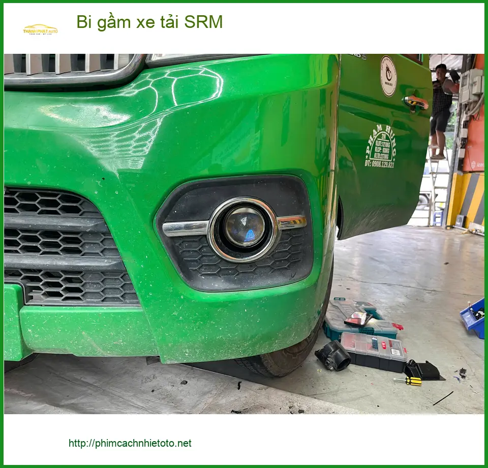 Chú Nhật lắp bi gầm xe tải SRM tại Quận 9 vì đèn zin quá yếu khi đi mưa ảnh thực tế 2