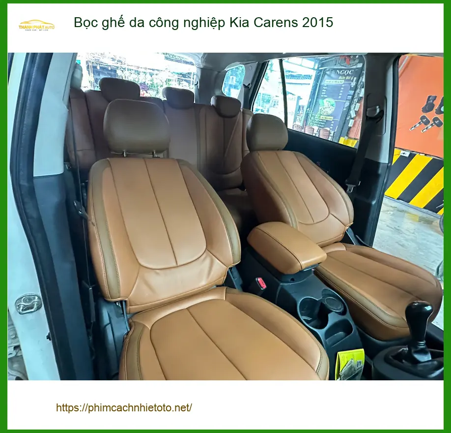 Chị Thảo bọc ghế da công nghiệp Kia Carens 2015 tại Bình Thạnh