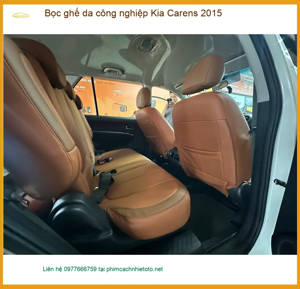 Cô Sương bọc ghế da công nghiệp Kia Carens 2015 tại Củ Chi cho nội thất sạch đẹp