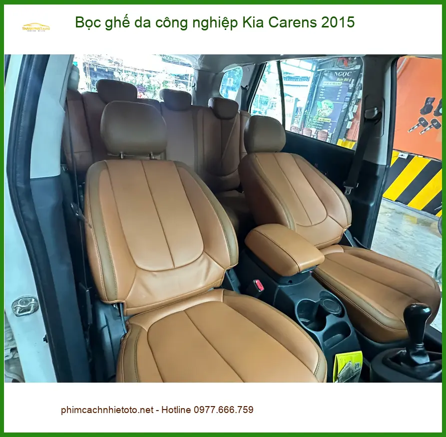 Chị Nga bọc ghế da công nghiệp Kia Carens 2015 Quận 11 vì ghế zin đã cũ