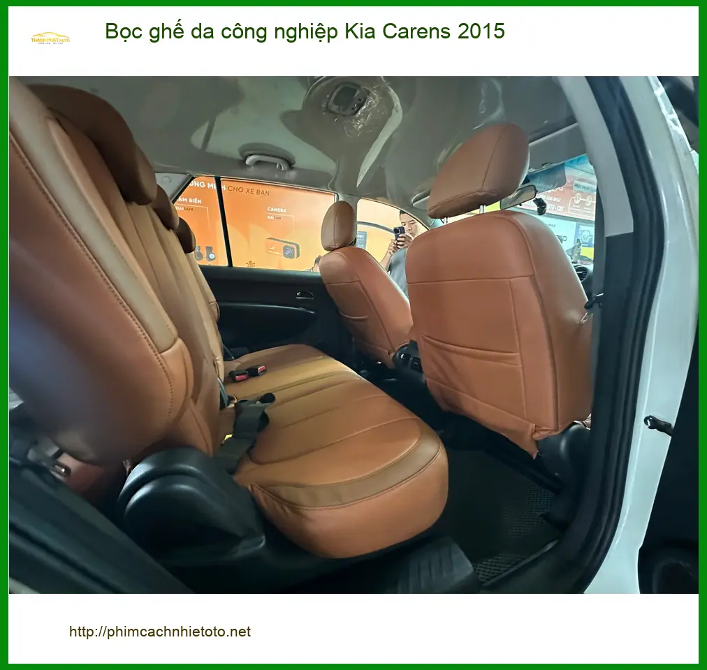 Chị Nga bọc ghế da công nghiệp Kia Carens 2015 Quận 11 vì ghế zin đã cũ ảnh thực tế 5