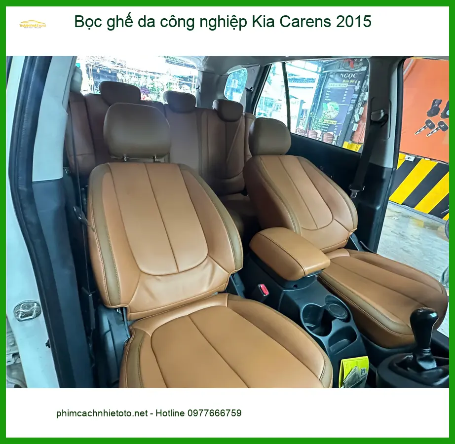 Chị Phương bọc ghế da công nghiệp Kia Carens 2015 tại Quận Bình Tân để nội thất sang và bền.