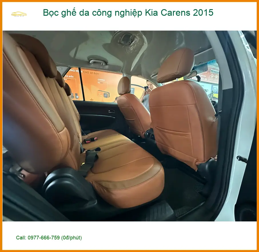 Chị Phương bọc ghế da công nghiệp Kia Carens 2015 tại Quận Bình Tân để nội thất sang và bền. ảnh thực tế 2