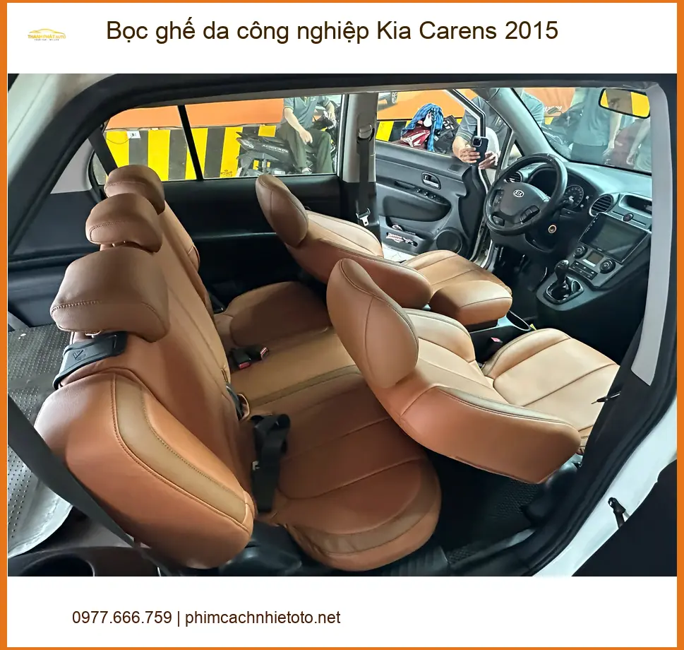 Chị Phương bọc ghế da công nghiệp Kia Carens 2015 tại Quận Bình Tân để nội thất sang và bền. ảnh thực tế 3