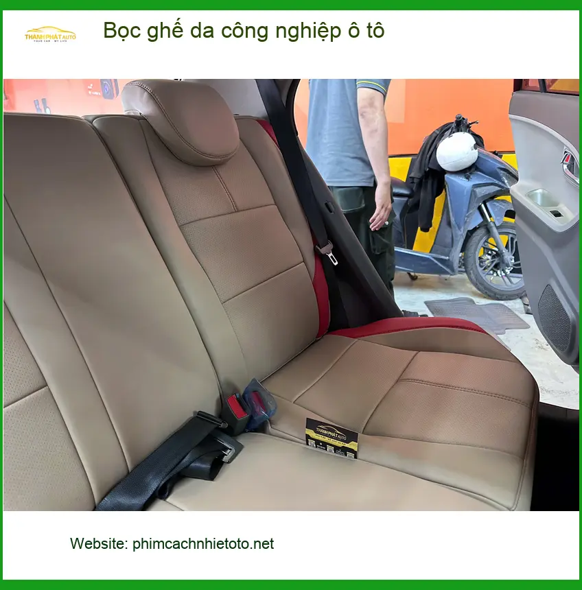 Chú Cường bọc ghế da công nghiệp ô tô VinFast Lux SA2.0 tại Bình Chánh ảnh thực tế 2