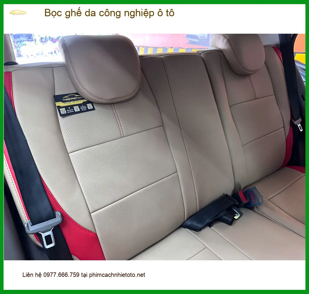 Chú Lộc bọc ghế da công nghiệp ô tô cho Ford Everest tại Quận 5