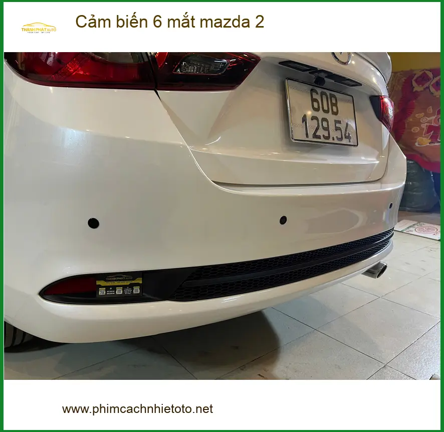 Anh Thắng lắp cảm biến 6 mắt Mazda 2 tại Quận 1 để đậu xe dễ dàng hơn
