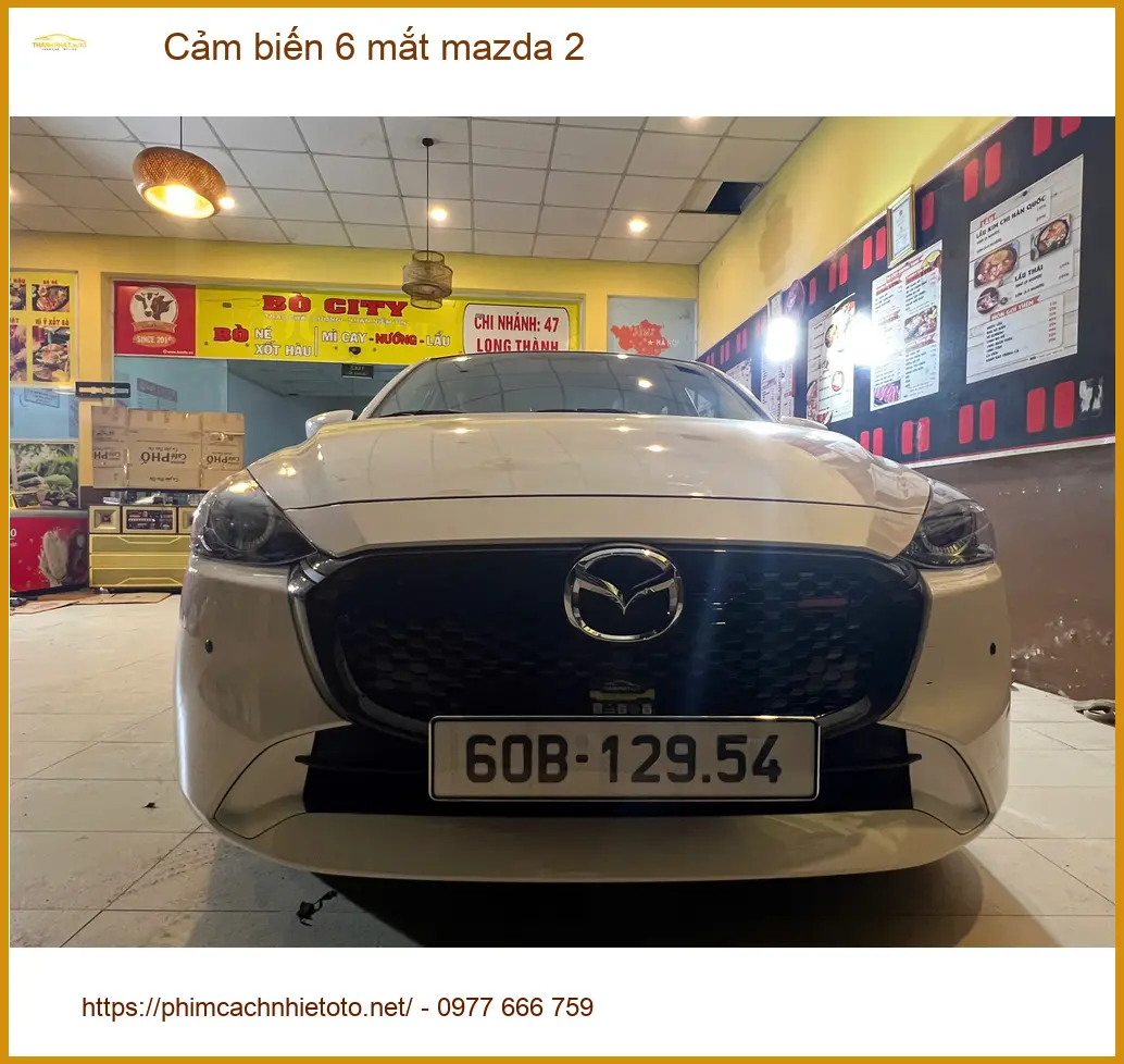 Anh Tùng lắp cảm biến 6 mắt Mazda 2 tại Quận 12 tránh va chạm khi lùi xe