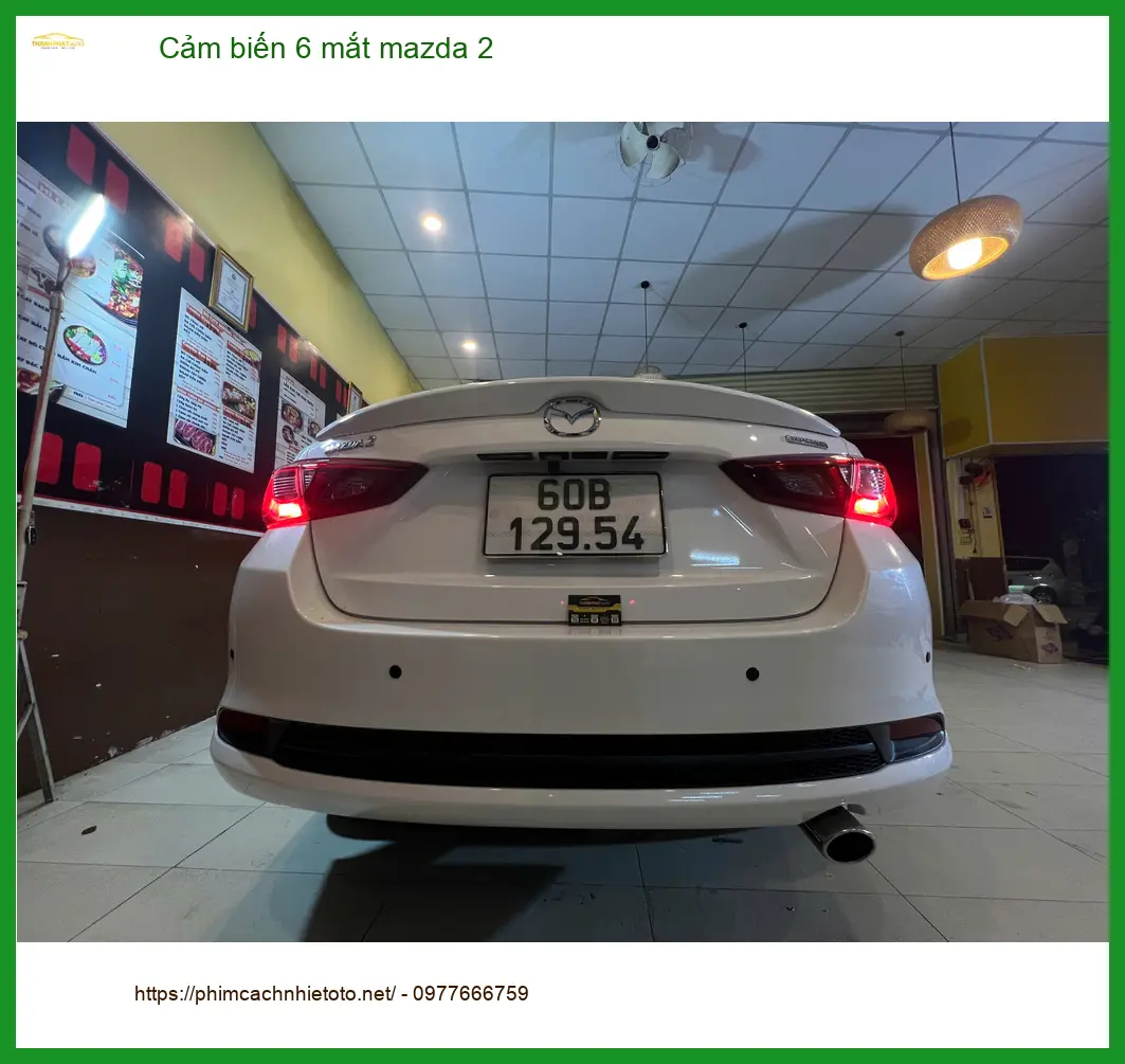 Anh Tùng lắp cảm biến 6 mắt Mazda 2 tại Quận 12 tránh va chạm khi lùi xe ảnh thực tế 2
