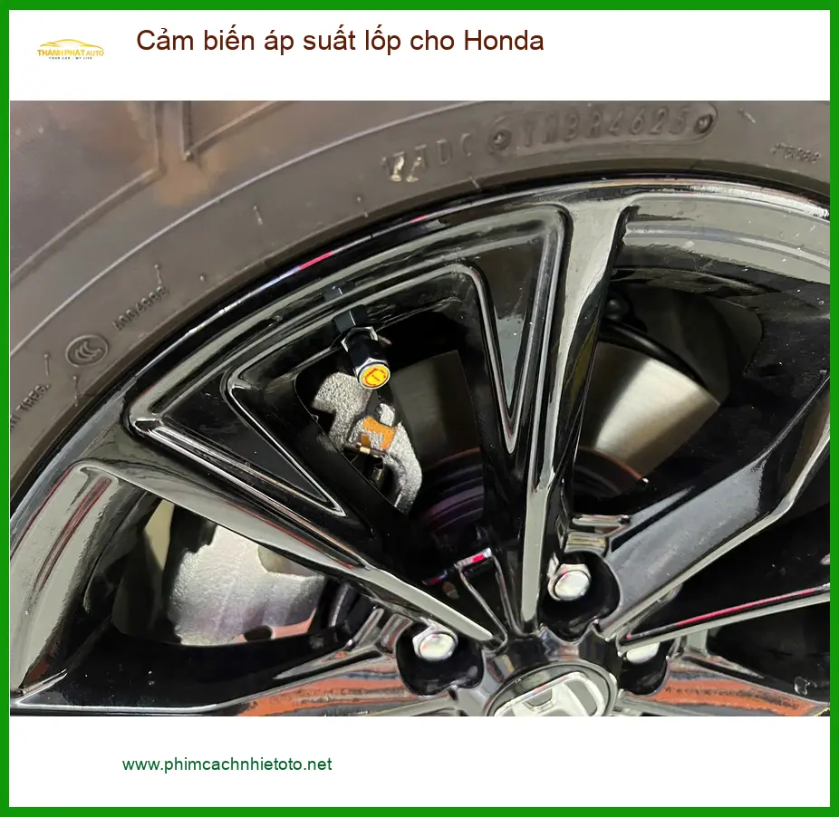 Chú Minh lắp cảm biến áp suất lốp cho Honda Civic tại Quận 11 để yên tâm lái xe.
