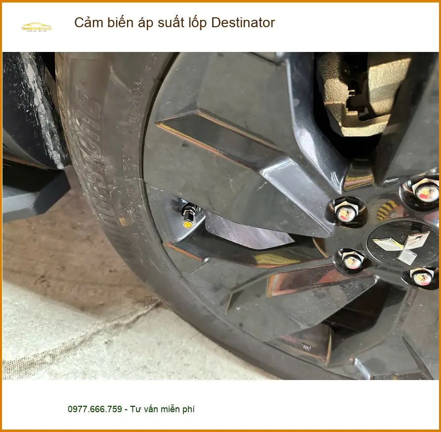 Chú Tùng lắp cảm biến áp suất lốp Destinator cho Outlander tại Hóc Môn ảnh thực tế 2