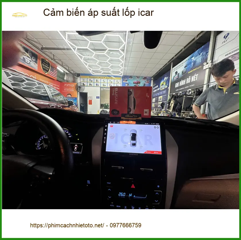 Chú Hoàng lắp cảm biến áp suất lốp iCar cho Toyota Fortuner ở Quận 3