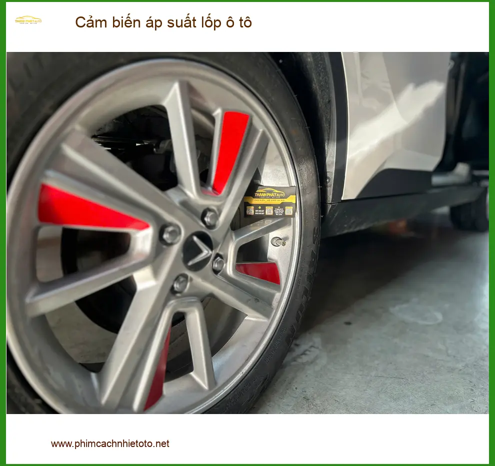 Anh Tấn lắp cảm biến áp suất lốp ô tô cho Honda CRV ở Quận Tân Bình