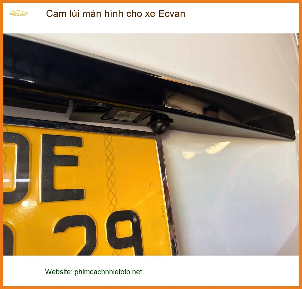 Chú Minh lắp cam lùi màn hình cho xe Ecvan tại Quận 7 vì màn zin khó quan sát