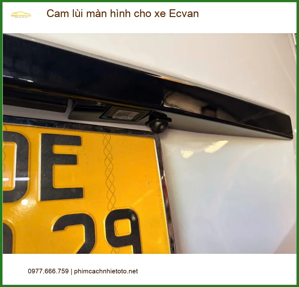 Anh Tú lắp cam lùi màn hình cho xe Ecvan để đỗ xe an toàn tại Quận 12