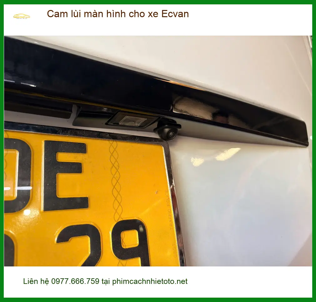 Anh Minh lắp cam lùi màn hình cho xe Ecvan ở Quận 1 dễ đỗ xe hơn