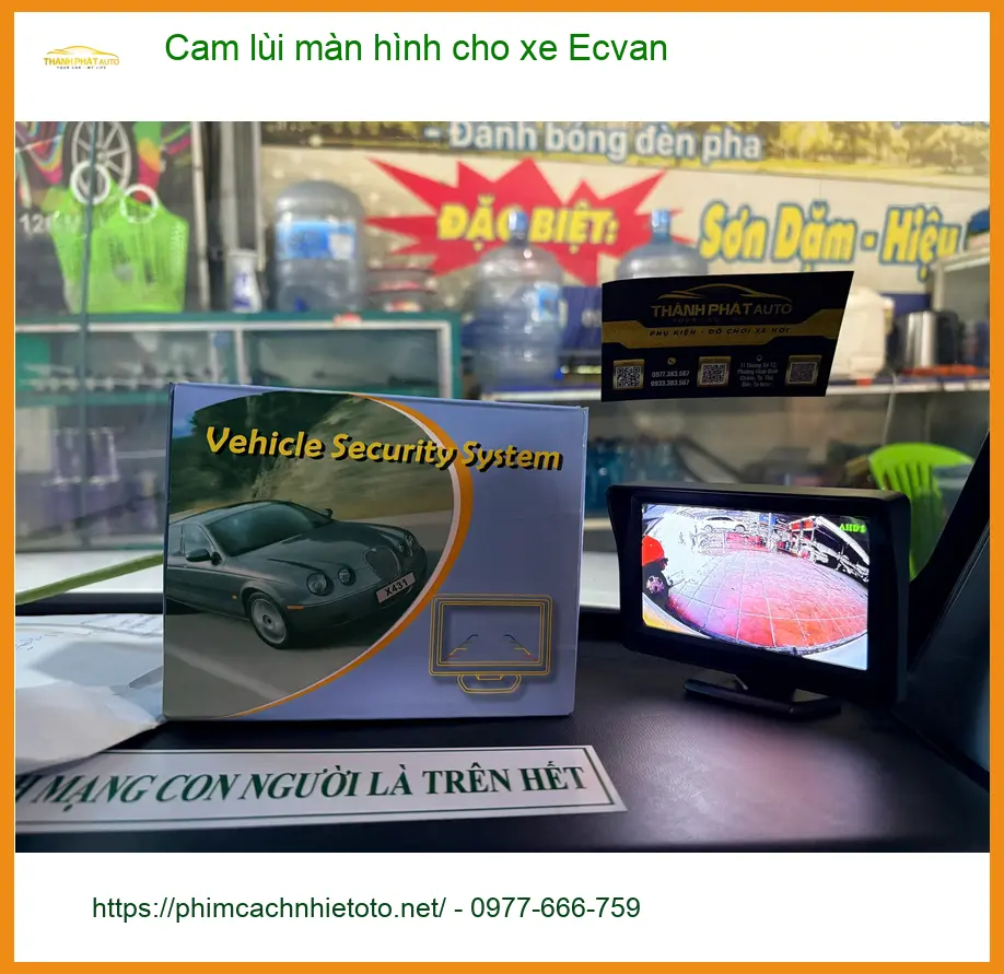 Anh Kiên lắp cam lùi màn hình cho xe Ecvan tại Củ Chi để lùi xe an toàn hơn