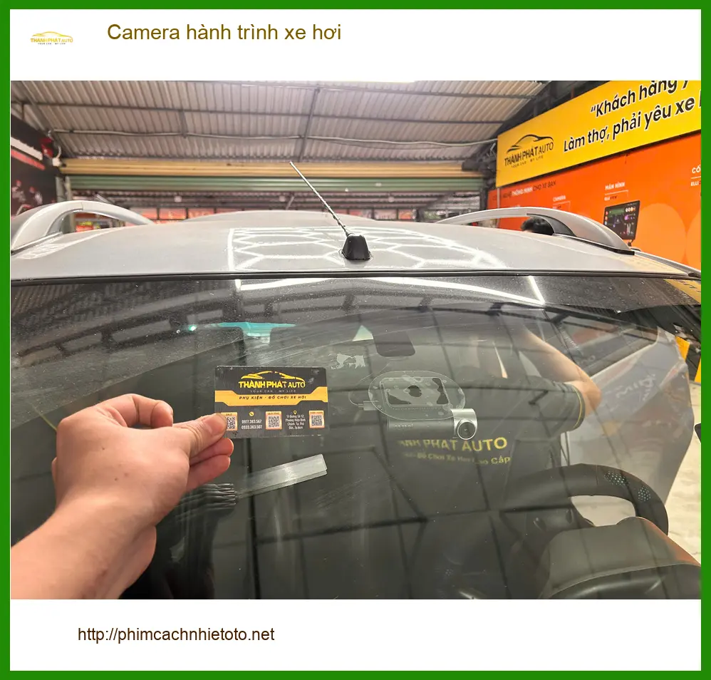 Anh Minh lắp Camera hành trình xe hơi cho Kia Carnival tại Quận 7