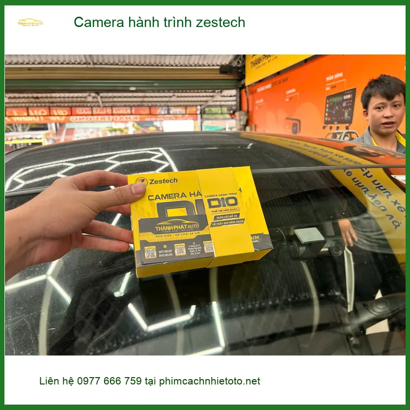Anh Tấn lắp camera hành trình Zestech cho Hyundai Accent ở Quận 12 để an tâm lái xe ảnh thực tế 2