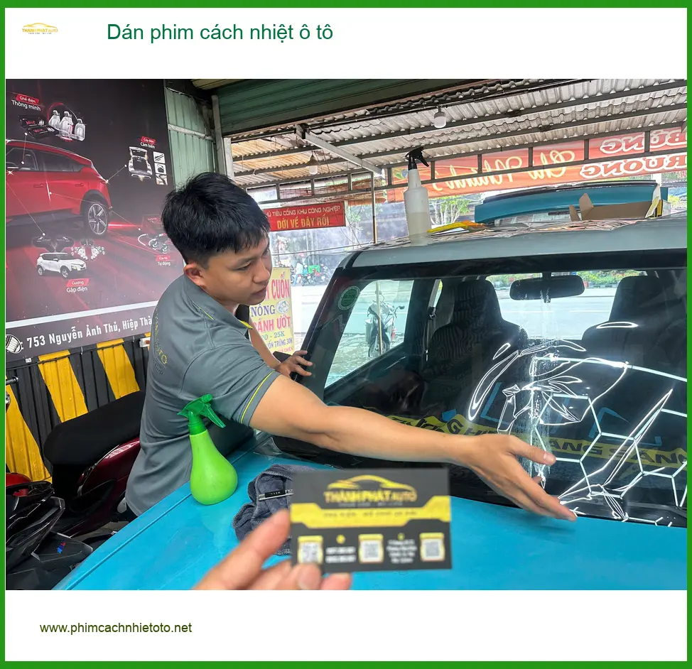 Anh Tuấn dán phim cách nhiệt ô tô Hyundai Accent tại Hóc Môn để chống nóng xe