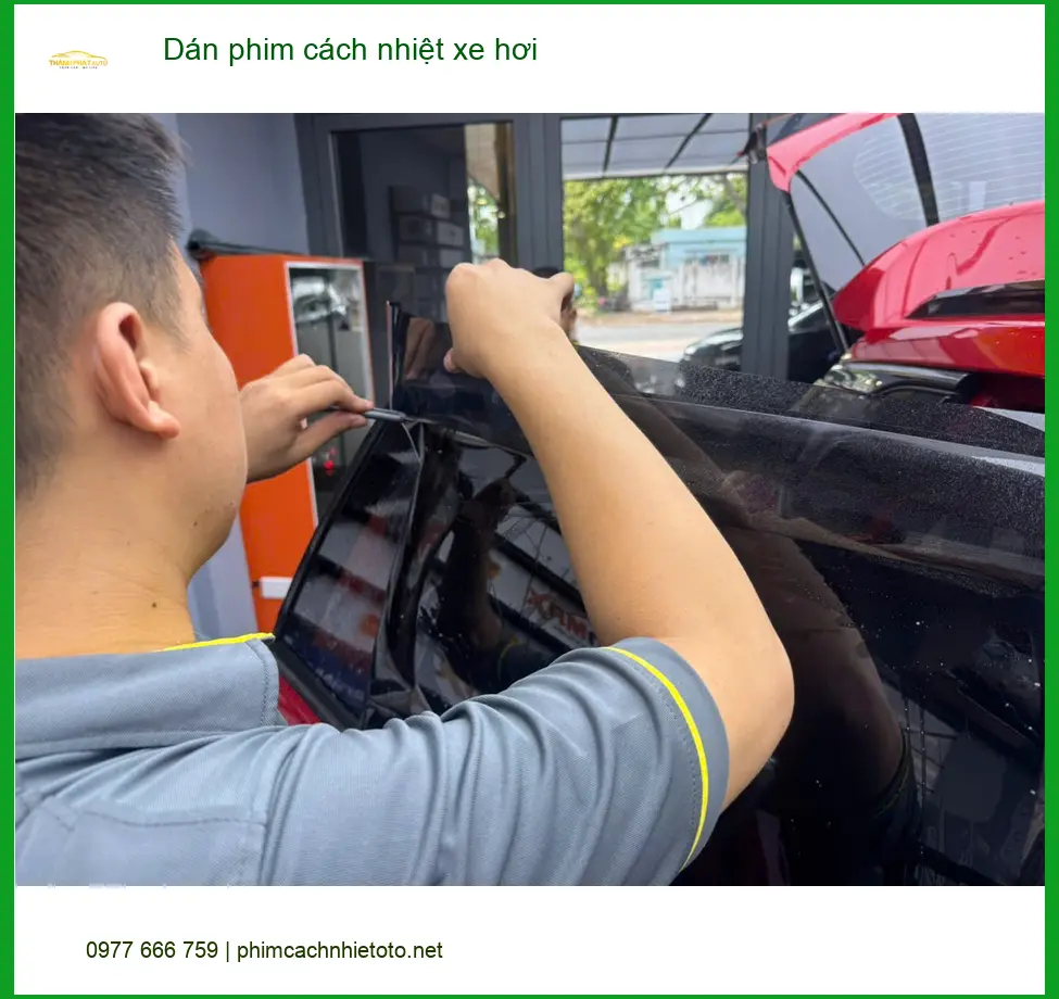 Anh Tấn dán phim cách nhiệt xe hơi Mazda CX-5 tại Quận 1 để giảm nhiệt và bảo vệ nội thất ảnh thực tế 2
