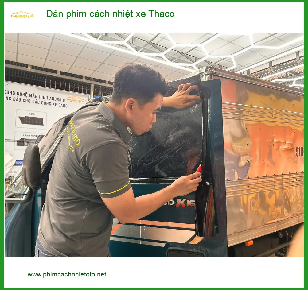 Chú Minh dán phim cách nhiệt xe Thaco Towner tại Quận 1 tránh nắng gắt