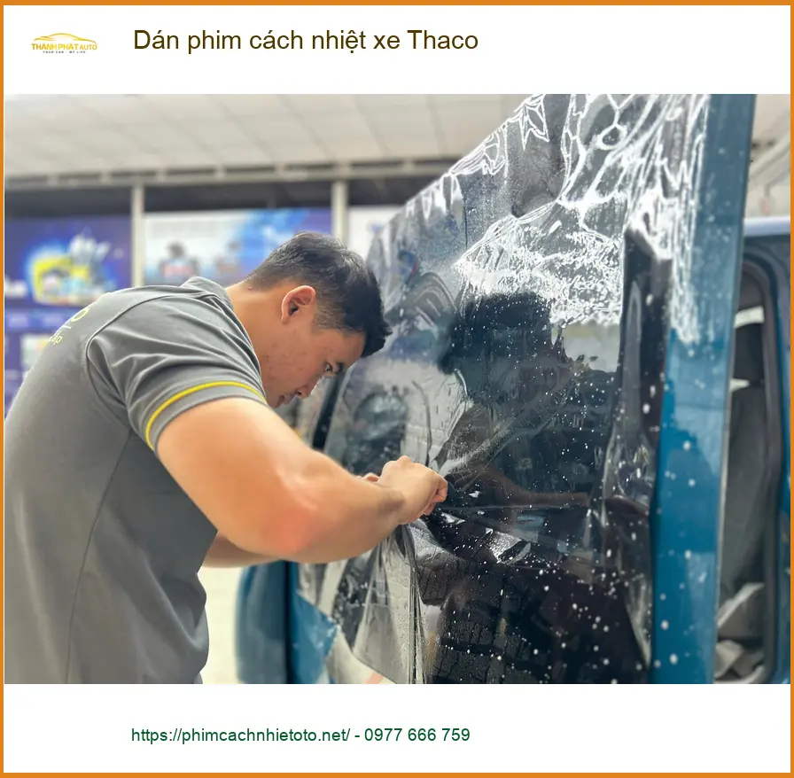 Chú Minh dán phim cách nhiệt xe Thaco Towner tại Quận 1 tránh nắng gắt ảnh thực tế 3