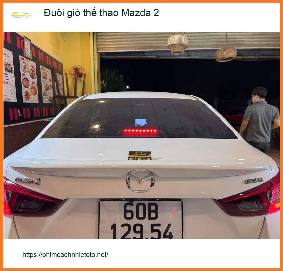 Chị Thảo lắp đuôi gió thể thao cho Mazda 2 tại Quận 9 để xe trông năng động hơn